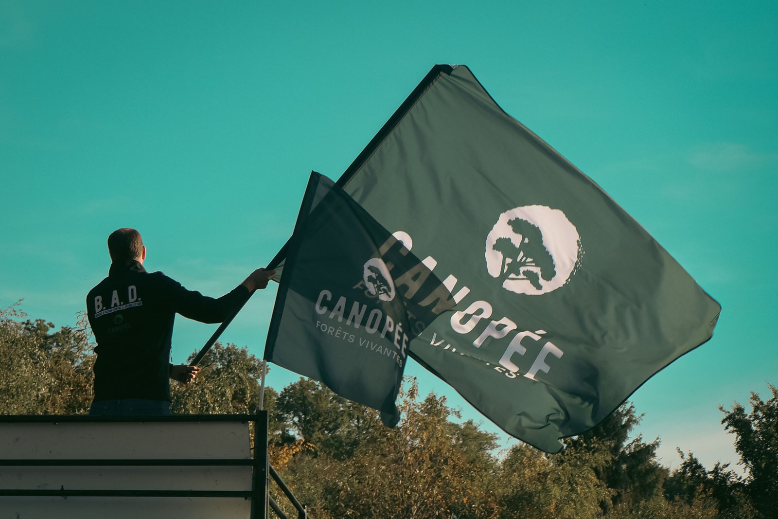 Sylvain Angerand brandissant un drapeau